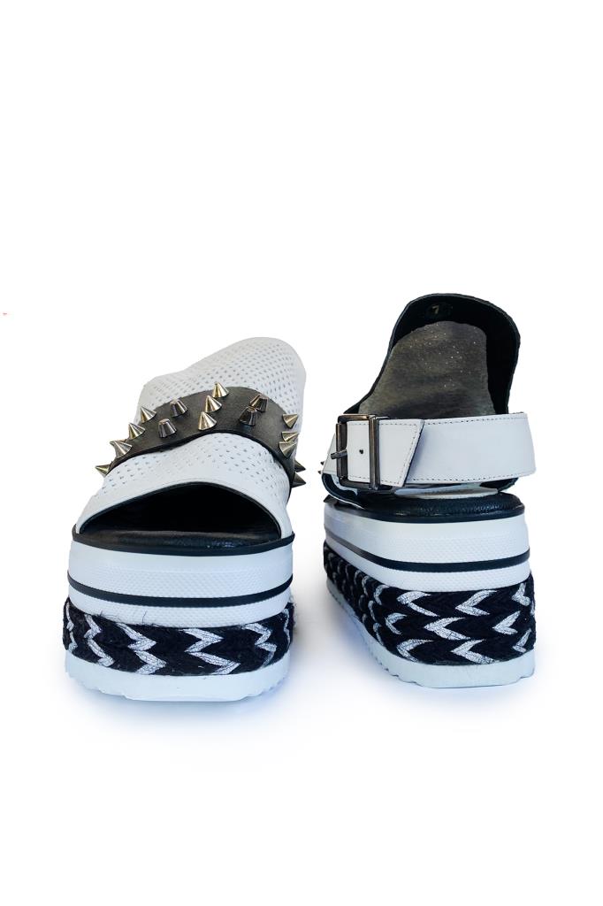 Kadın Beyaz Zımbalı Deri Sandalet